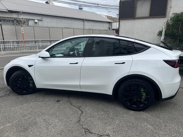 モデルY RWD 20インチAW オートパイロット ホワイトインテリア 白レザーシート 360°カメラ パノラマガラスルーフ オートパイロット オートトランク パワーシート ヒートポンプ FRコーナーセンサー ETC(5枚目)