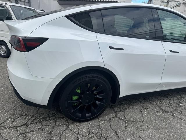 モデルY RWD 20インチAW オートパイロット ホワイトインテリア 白レザーシート 360°カメラ パノラマガラスルーフ オートパイロット オートトランク パワーシート ヒートポンプ FRコーナーセンサー ETC(7枚目)