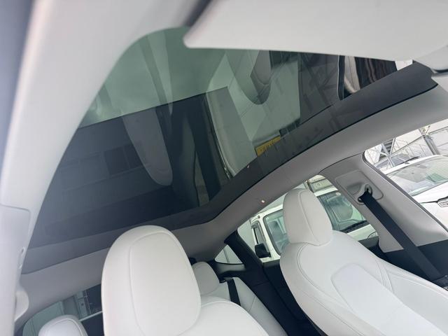 モデルY RWD 20インチAW オートパイロット ホワイトインテリア 白レザーシート 360°カメラ パノラマガラスルーフ オートパイロット オートトランク パワーシート ヒートポンプ FRコーナーセンサー ETC(25枚目)