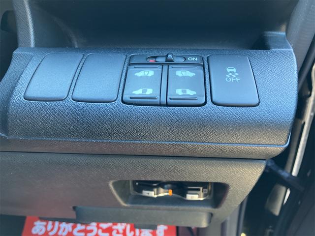 ステップワゴンスパーダ Ｚ　ユーザー買取　後席モニター　社外ナビ地デジＴＶバックカメラ　両側パワースライドドア　純正リヤスポイラー　純正アルミホイール　キセノンライト　フォグライト　内外装仕上げ済み（17枚目）