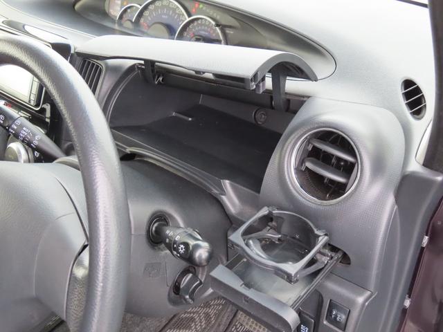 �X�e�A�����O���Ƀ{�b�N�X������̂ŉ^�]�Ȃ���͂��₷���A�X�}�z�⏬�K����̎��[�ɕ֗��ł��B�h�����N�z���_�[����������Ă���̂Œ����ԃh���C�u�����K�ɉ߂����܂��ˁB