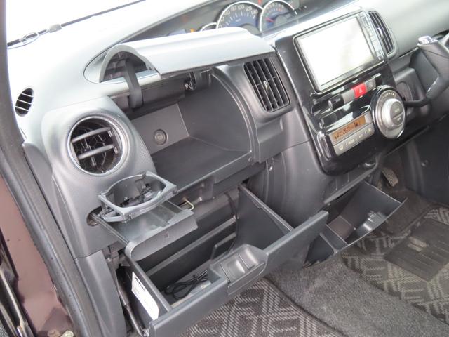 ���[�X�y�[�X�������Ղ�B����Ȃɂ͔��^�̃{�b�N�X�e�B�b�V�������܂�܂��B