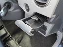 ステアリング横にボックスがあるので運転席から届きやすく、スマホや小銭入れの収納に便利です。ドリンクホルダーも装備されているので長時間ドライブも快適に過ごせますね。