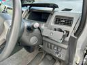 ステアリング奥にボックスがあるので運転席から届きやすく、スマホや小銭入れの収納に便利です。ドリンクホルダーも装備されているので長時間ドライブも快適に過ごせますね。