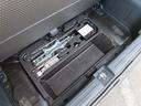 プラスαの荷室として使えるラゲッジアンダーボックスも装備。車載工具も収納されています。
