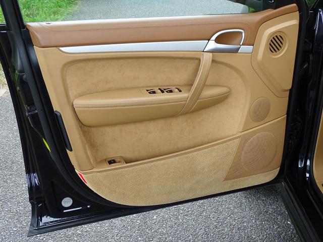 GTS 正規ディーラー車/左ハンドル/6速マニュアル/4WD/エアロ/電動ハーフレザーシート/社外HDDナビ 地デジ バックカメラ/21インチアルミ/キセノンライト(50枚目)
