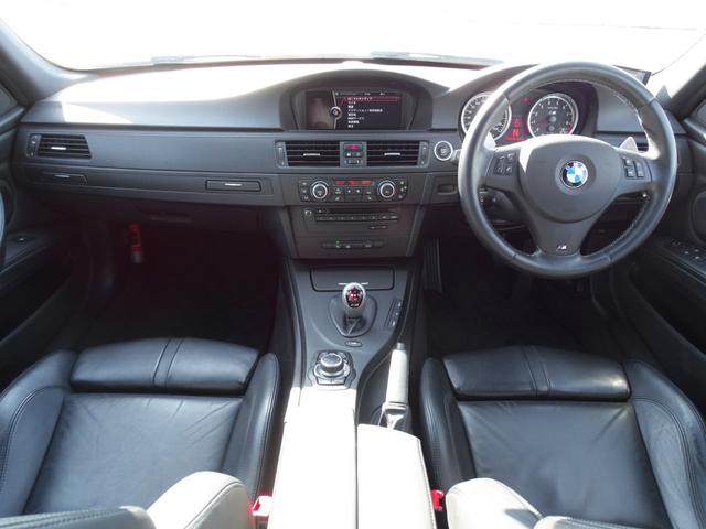 M3 セダン 正規ディーラー車/右ハンドル/アルピンホワイト/E90最終/V8エンジン/MドライブPKG/黒革シート/純正ナビ 走行中地デジ バックカメラ/ドラレコ/レーダー/保証書 取説 純正スペアキー(16枚目)