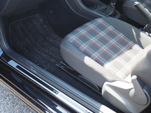アップ！ アップ！ＧＴＩ／直列３気筒ＤＯＨＣ１２バルブＩＣターボ／　フォルクスワーゲンディラーにてミッションＡＳＳＹ交換済み車両／限定車（限定６００台）／３ＨＢ６速マニュアル／ＥＢＤ／ＥＳＣ／純正１７インチアルミ／シートヒーター／ＥＴＣ／Ｒソナー／保証書　取説有／Ｓキ（33枚目）