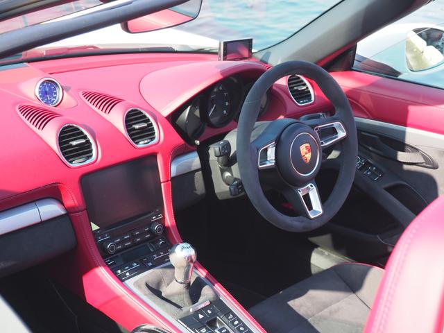 718スパイダー 718スパイダー/右H/スポクロ/スポエグ/シートヒーター/ /Pアシスト/Bカメラ/電動可倒式ドアミラー/20インチアルミホイール/レッドキャリパー/360℃純正ドラレコ/ETC2/室内保管/雨天未使用/禁煙車/ディーラー車検ポルシェ保証延長済車両/スぺキー有(7枚目)