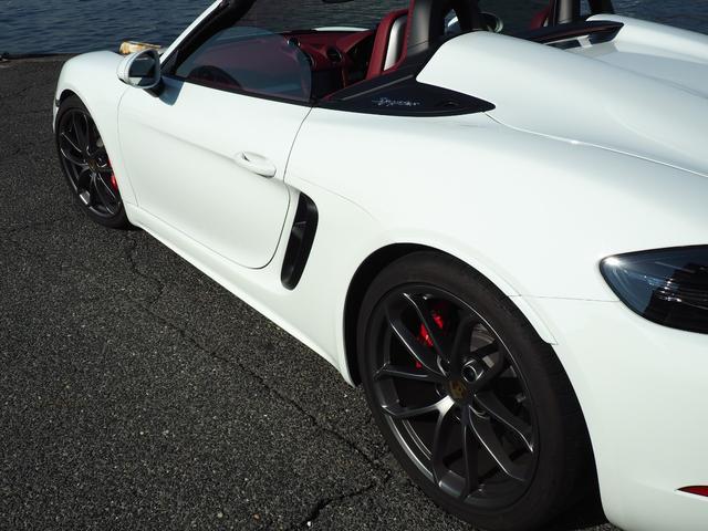 718スパイダー 718スパイダー/右H/スポクロ/スポエグ/シートヒーター/ /Pアシスト/Bカメラ/電動可倒式ドアミラー/20インチアルミホイール/レッドキャリパー/360℃純正ドラレコ/ETC2/室内保管/雨天未使用/禁煙車/ディーラー車検ポルシェ保証延長済車両/スぺキー有(50枚目)