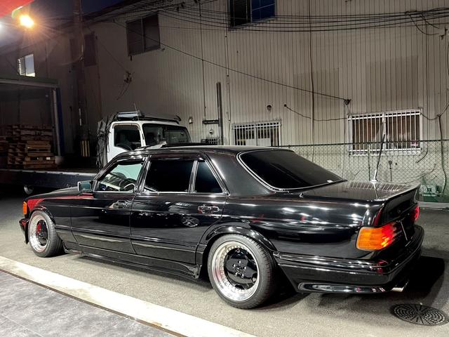 Ｓクラス ５６０ＳＥＬ　ＡＭＧ仕様　サンルーフ　ＡＭＧ１７インチ３ピースＡＷ　左ハンドル　黒革パワーシート　ＡＭＧ２本出しマフラー　サンルーフバイザー　トランクスポイラー　ナビ　テレビ　ローダウン　点検記録簿　　ＥＴＣ（32枚目）