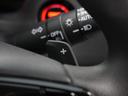 【減速セレクター】ステアリングホイールの左右に取り付けられた2つのパドルスイッチで減速の強さを調整。左側の「-」を操作すると減速を強く、右側の「+」を操作すると減速を弱くすることができます。