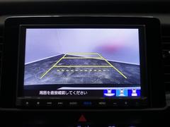 初心者の方や運転に自信のない方でも安心して車庫入れができるリバース連動リアカメラが装着されています。狭い駐車場はもちろん、雨の日や夜間でもストレスなく運転していただけますよ。 4