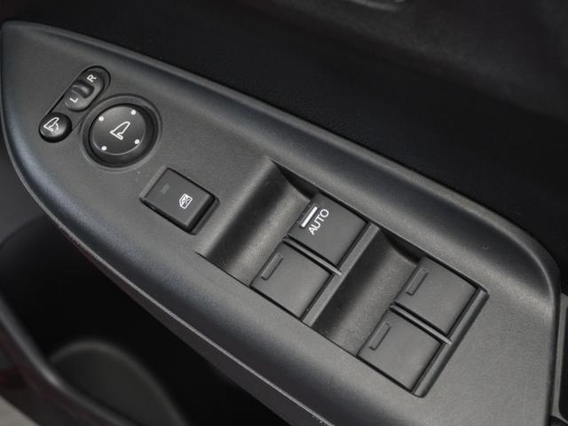 フィット １３Ｇ・Ｌホンダセンシング　１年保証　ＬＥＤヘッドライト　フォグライト　ＦＬパッケージ　オートライト　オートリトラミラー　ラゲッジルームランプ　シートバックポケット（助手席）　アームレスト付センターコンソールＢＯＸ　ドラレコ（28枚目）