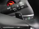 【減速セレクター】ステアリングホイールの左右に取り付けられた2つのパドルスイッチで減速の強さを調整。左側の「-」を操作すると減速を強く、右側の「+」を操作すると減速を弱くすることができます。