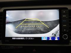 【バックカメラ】初心者の方や運転に自信のない方でも安心して車庫入れができるリバース連動リアカメラが装着されています。狭い駐車場はもちろん、雨の日や夜間でもストレスなく運転していただけますよ。 6