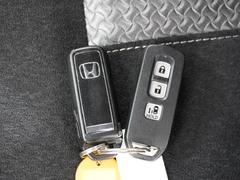 スマートキーは、かばんやポケットに携帯するだけで、ドアの開け閉め・エンジンの始動が可能です。荷物が多くて手がふさがっている時などとても便利です。 7