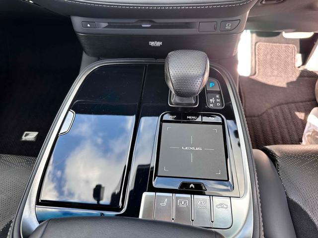 必ず使用するシフトレバー。確りと確認したいですね。