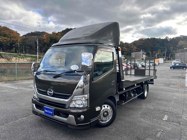 デュトロ 　積載車　キャリアカー　ハイグレード　積載２８５０ｋｇ　ユニック　ＮＥＯ　αプレミアム　フラットタイプ　リア油圧ゲート　アルコアアルミホイール　ラジコン　風防　フロントリップ　サスペンションシート（2枚目）