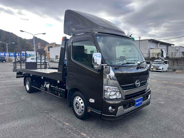 デュトロ 　積載車　キャリアカー　ハイグレード　積載２８５０ｋｇ　ユニック　ＮＥＯ　αプレミアム　フラットタイプ　リア油圧ゲート　アルコアアルミホイール　ラジコン　風防　フロントリップ　サスペンションシート（3枚目）