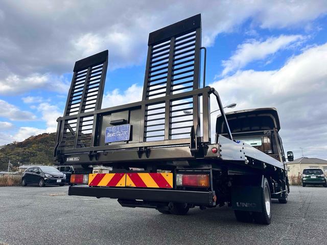 デュトロ 　積載車　キャリアカー　ハイグレード　積載２８５０ｋｇ　ユニック　ＮＥＯ　αプレミアム　フラットタイプ　リア油圧ゲート　アルコアアルミホイール　ラジコン　風防　フロントリップ　サスペンションシート（4枚目）