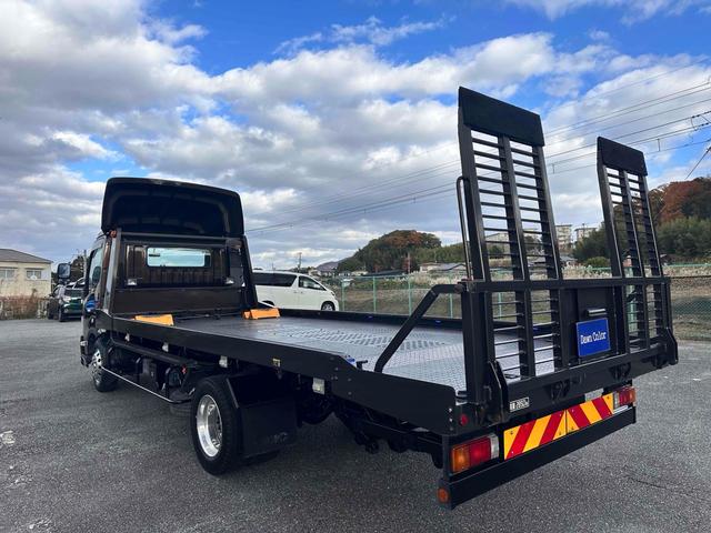 デュトロ 　積載車　キャリアカー　ハイグレード　積載２８５０ｋｇ　ユニック　ＮＥＯ　αプレミアム　フラットタイプ　リア油圧ゲート　アルコアアルミホイール　ラジコン　風防　フロントリップ　サスペンションシート（7枚目）
