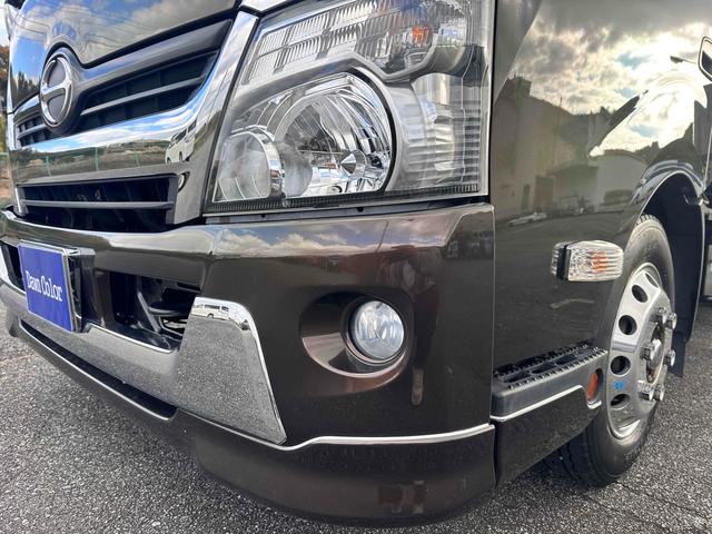 デュトロ 　積載車　キャリアカー　ハイグレード　積載２８５０ｋｇ　ユニック　ＮＥＯ　αプレミアム　フラットタイプ　リア油圧ゲート　アルコアアルミホイール　ラジコン　風防　フロントリップ　サスペンションシート（8枚目）