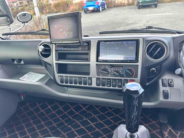 デュトロ 　積載車　キャリアカー　ハイグレード　積載２８５０ｋｇ　ユニック　ＮＥＯ　αプレミアム　フラットタイプ　リア油圧ゲート　アルコアアルミホイール　ラジコン　風防　フロントリップ　サスペンションシート（9枚目）