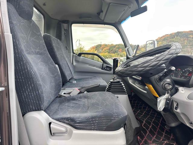 デュトロ 　積載車　キャリアカー　ハイグレード　積載２８５０ｋｇ　ユニック　ＮＥＯ　αプレミアム　フラットタイプ　リア油圧ゲート　アルコアアルミホイール　ラジコン　風防　フロントリップ　サスペンションシート（11枚目）