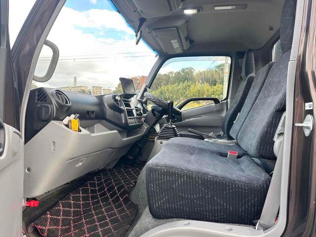 デュトロ 　積載車　キャリアカー　ハイグレード　積載２８５０ｋｇ　ユニック　ＮＥＯ　αプレミアム　フラットタイプ　リア油圧ゲート　アルコアアルミホイール　ラジコン　風防　フロントリップ　サスペンションシート（15枚目）