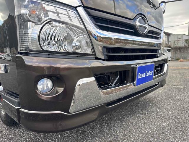 デュトロ 　積載車　キャリアカー　ハイグレード　積載２８５０ｋｇ　ユニック　ＮＥＯ　αプレミアム　フラットタイプ　リア油圧ゲート　アルコアアルミホイール　ラジコン　風防　フロントリップ　サスペンションシート（16枚目）