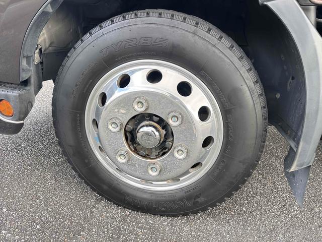 デュトロ 　積載車　キャリアカー　ハイグレード　積載２８５０ｋｇ　ユニック　ＮＥＯ　αプレミアム　フラットタイプ　リア油圧ゲート　アルコアアルミホイール　ラジコン　風防　フロントリップ　サスペンションシート（18枚目）