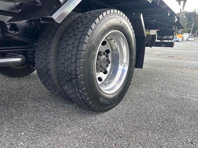 デュトロ 　積載車　キャリアカー　ハイグレード　積載２８５０ｋｇ　ユニック　ＮＥＯ　αプレミアム　フラットタイプ　リア油圧ゲート　アルコアアルミホイール　ラジコン　風防　フロントリップ　サスペンションシート（19枚目）