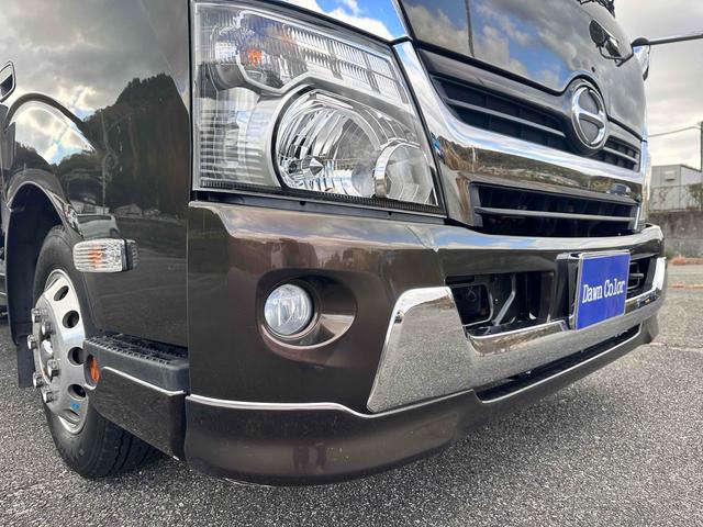 デュトロ 　積載車　キャリアカー　ハイグレード　積載２８５０ｋｇ　ユニック　ＮＥＯ　αプレミアム　フラットタイプ　リア油圧ゲート　アルコアアルミホイール　ラジコン　風防　フロントリップ　サスペンションシート（20枚目）