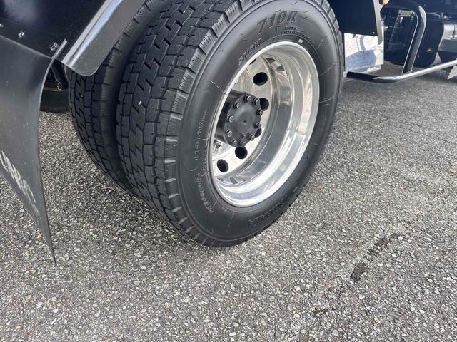 デュトロ 　積載車　キャリアカー　ハイグレード　積載２８５０ｋｇ　ユニック　ＮＥＯ　αプレミアム　フラットタイプ　リア油圧ゲート　アルコアアルミホイール　ラジコン　風防　フロントリップ　サスペンションシート（21枚目）