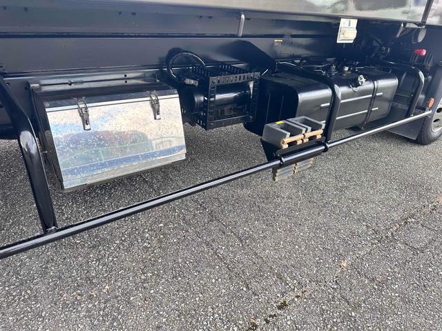 デュトロ 　積載車　キャリアカー　ハイグレード　積載２８５０ｋｇ　ユニック　ＮＥＯ　αプレミアム　フラットタイプ　リア油圧ゲート　アルコアアルミホイール　ラジコン　風防　フロントリップ　サスペンションシート（22枚目）