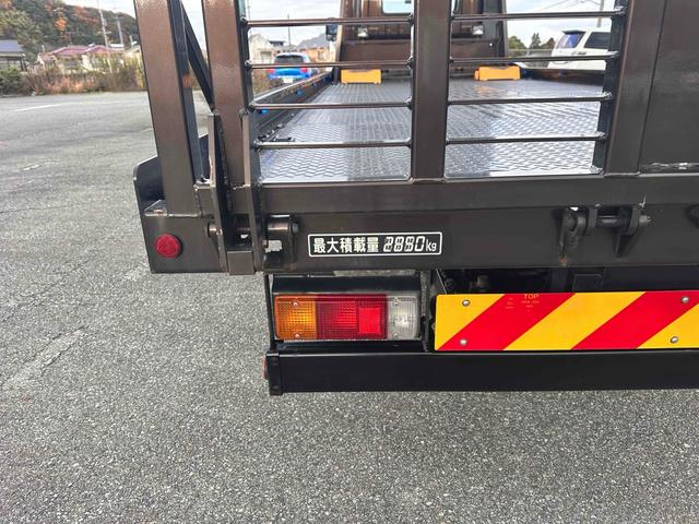 デュトロ 　積載車　キャリアカー　ハイグレード　積載２８５０ｋｇ　ユニック　ＮＥＯ　αプレミアム　フラットタイプ　リア油圧ゲート　アルコアアルミホイール　ラジコン　風防　フロントリップ　サスペンションシート（23枚目）