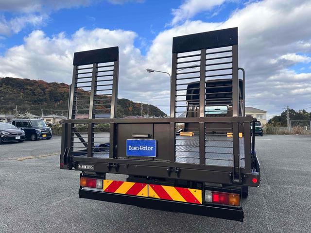 デュトロ 　積載車　キャリアカー　ハイグレード　積載２８５０ｋｇ　ユニック　ＮＥＯ　αプレミアム　フラットタイプ　リア油圧ゲート　アルコアアルミホイール　ラジコン　風防　フロントリップ　サスペンションシート（24枚目）