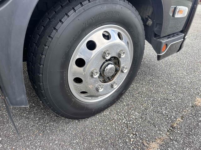 デュトロ 　積載車　キャリアカー　ハイグレード　積載２８５０ｋｇ　ユニック　ＮＥＯ　αプレミアム　フラットタイプ　リア油圧ゲート　アルコアアルミホイール　ラジコン　風防　フロントリップ　サスペンションシート（25枚目）