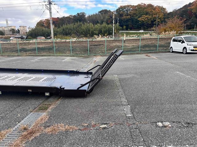 デュトロ 　積載車　キャリアカー　ハイグレード　積載２８５０ｋｇ　ユニック　ＮＥＯ　αプレミアム　フラットタイプ　リア油圧ゲート　アルコアアルミホイール　ラジコン　風防　フロントリップ　サスペンションシート（27枚目）