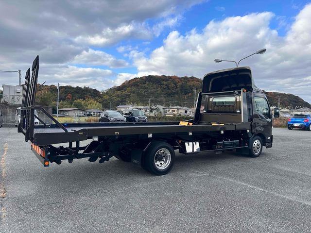 デュトロ 　積載車　キャリアカー　ハイグレード　積載２８５０ｋｇ　ユニック　ＮＥＯ　αプレミアム　フラットタイプ　リア油圧ゲート　アルコアアルミホイール　ラジコン　風防　フロントリップ　サスペンションシート（28枚目）