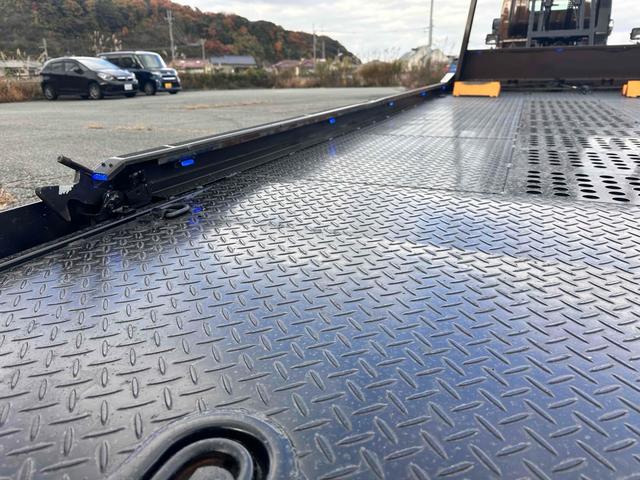 デュトロ 　積載車　キャリアカー　ハイグレード　積載２８５０ｋｇ　ユニック　ＮＥＯ　αプレミアム　フラットタイプ　リア油圧ゲート　アルコアアルミホイール　ラジコン　風防　フロントリップ　サスペンションシート（35枚目）