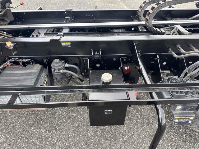 デュトロ 　積載車　キャリアカー　ハイグレード　積載２８５０ｋｇ　ユニック　ＮＥＯ　αプレミアム　フラットタイプ　リア油圧ゲート　アルコアアルミホイール　ラジコン　風防　フロントリップ　サスペンションシート（48枚目）