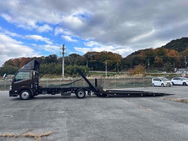 デュトロ 　積載車　キャリアカー　ハイグレード　積載２８５０ｋｇ　ユニック　ＮＥＯ　αプレミアム　フラットタイプ　リア油圧ゲート　アルコアアルミホイール　ラジコン　風防　フロントリップ　サスペンションシート（50枚目）