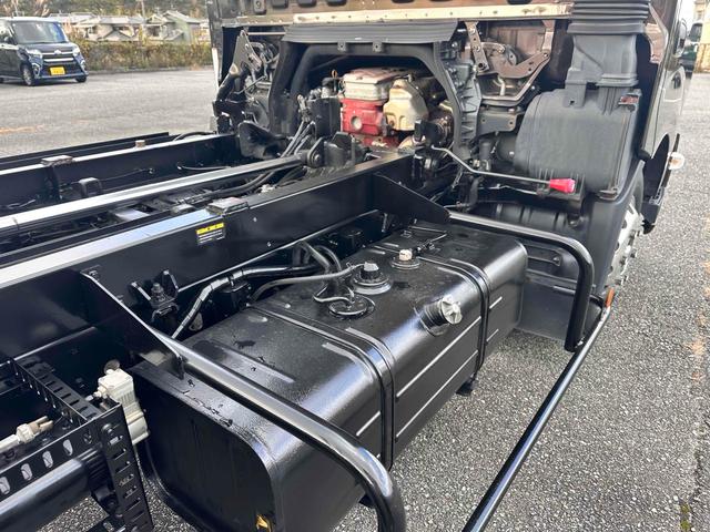 デュトロ 　積載車　キャリアカー　ハイグレード　積載２８５０ｋｇ　ユニック　ＮＥＯ　αプレミアム　フラットタイプ　リア油圧ゲート　アルコアアルミホイール　ラジコン　風防　フロントリップ　サスペンションシート（53枚目）