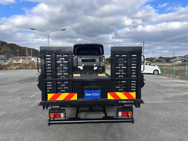 デュトロ 　積載車　キャリアカー　極東フラトップＺＥＲＯ　積載３０００ｋｇ　アルコアアルミホイール　風防　フロントリップ　全塗装　クロームメッキ塗装　ナビ　テレビ　ワンオーナー車　ラジコン（10枚目）