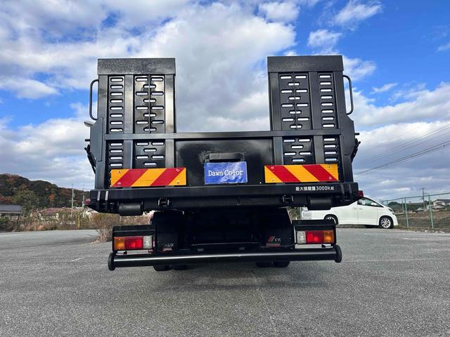 デュトロ 　積載車　キャリアカー　極東フラトップＺＥＲＯ　積載３０００ｋｇ　アルコアアルミホイール　風防　フロントリップ　全塗装　クロームメッキ塗装　ナビ　テレビ　ワンオーナー車　ラジコン（11枚目）