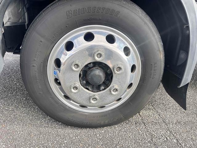 デュトロ 　積載車　キャリアカー　極東フラトップＺＥＲＯ　積載３０００ｋｇ　アルコアアルミホイール　風防　フロントリップ　全塗装　クロームメッキ塗装　ナビ　テレビ　ワンオーナー車　ラジコン（15枚目）