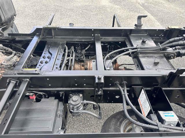 デュトロ 　積載車　キャリアカー　極東フラトップＺＥＲＯ　積載３０００ｋｇ　アルコアアルミホイール　風防　フロントリップ　全塗装　クロームメッキ塗装　ナビ　テレビ　ワンオーナー車　ラジコン（38枚目）