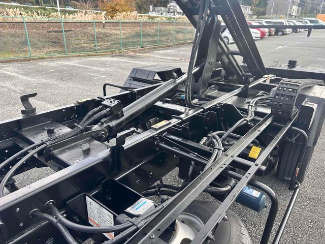 デュトロ 　積載車　キャリアカー　極東フラトップＺＥＲＯ　積載３０００ｋｇ　アルコアアルミホイール　風防　フロントリップ　全塗装　クロームメッキ塗装　ナビ　テレビ　ワンオーナー車　ラジコン（40枚目）